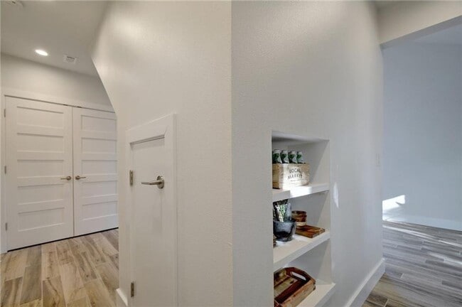 Building Photo - East Austin 2 Bed 2 Bath