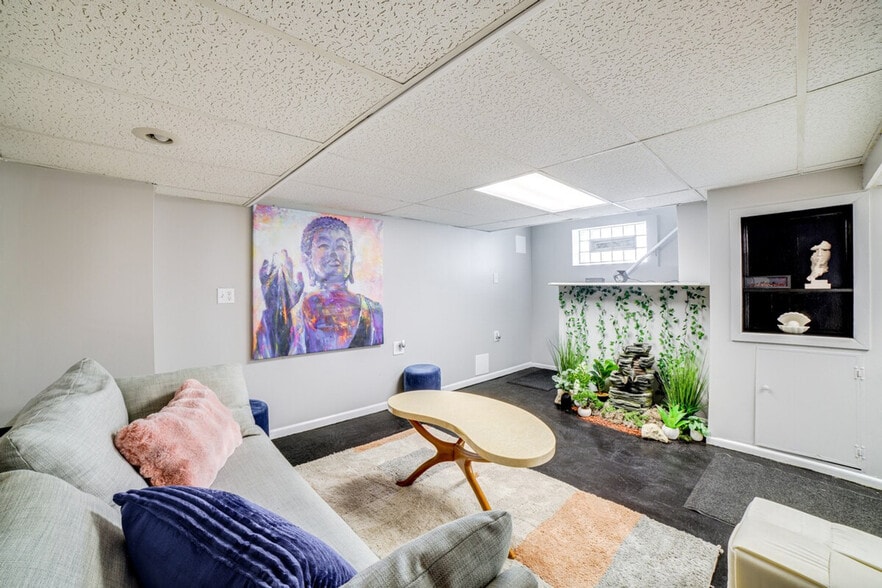 Building Photo - 9830 S Yates Ave