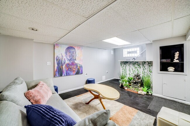 Building Photo - 9830 S Yates Ave