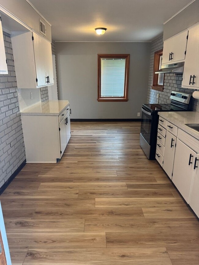 Building Photo - 3 Bedroom 2 Bath