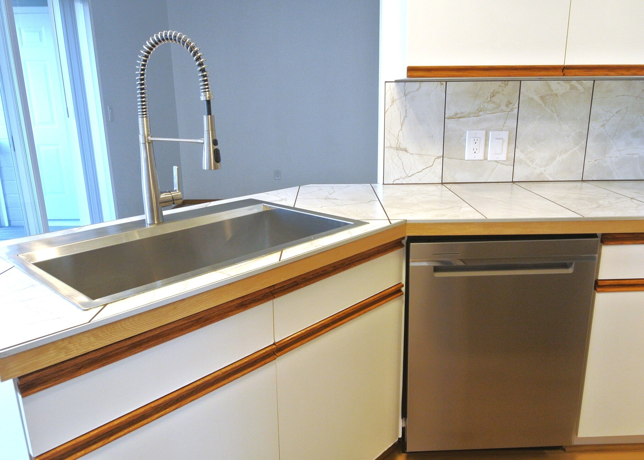 Large stainless steel sink - 1350 Brown St