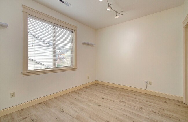 Building Photo - Beautiful 2 Story Town Home - Riverview Terrace Washougal!