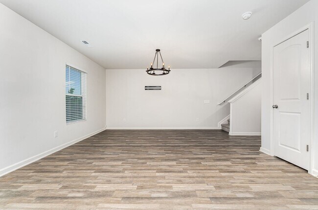 Building Photo - Recent Rent Reduction! Recent Rent Reducti...