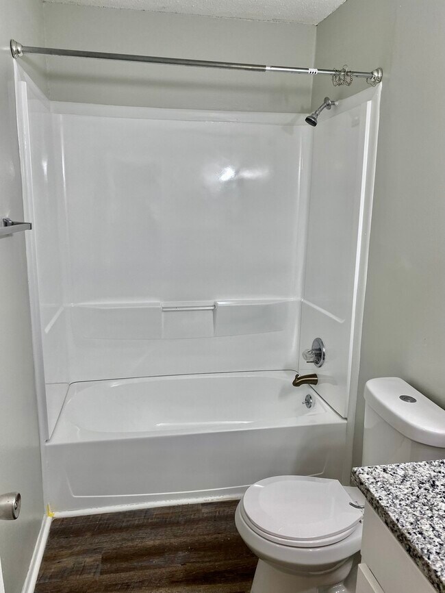Building Photo - Hillcrest Apts: Rossville 2Bed/1Bath Apart...