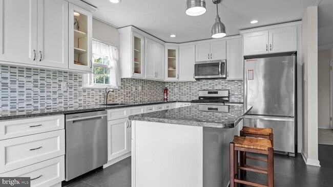 Building Photo - 301 Holly Hill Ct