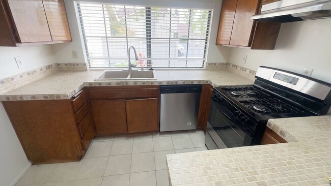 Building Photo - 2 Bdrm Condo in the Gated Saratoga Community