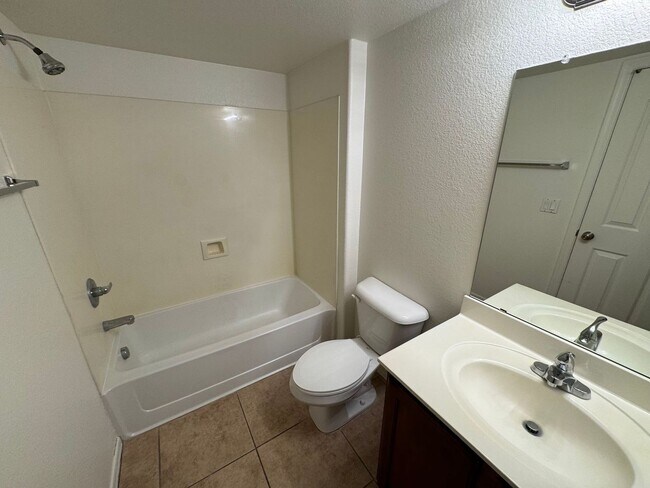 Building Photo - 4 Bedroom - 3.5 Bath Townhome in Gilbert