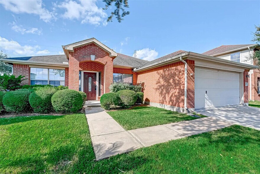 Front of House - 521 Small Cedar Dr