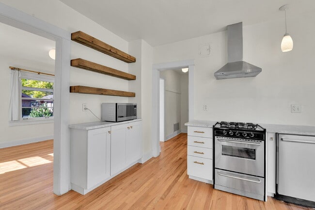 Building Photo - $2,600.00, 1 bed + non-conforming room, 1 ...