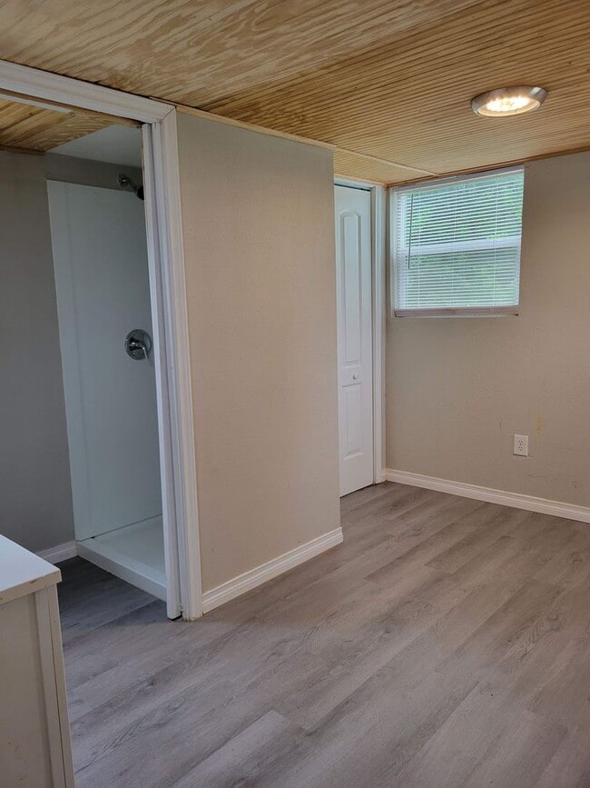 Building Photo - Cute Tiny Home near Cedar Creek Lake.  Fur...