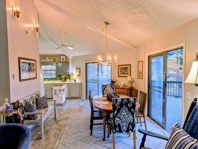 Building Photo - 842 Alpine Dr