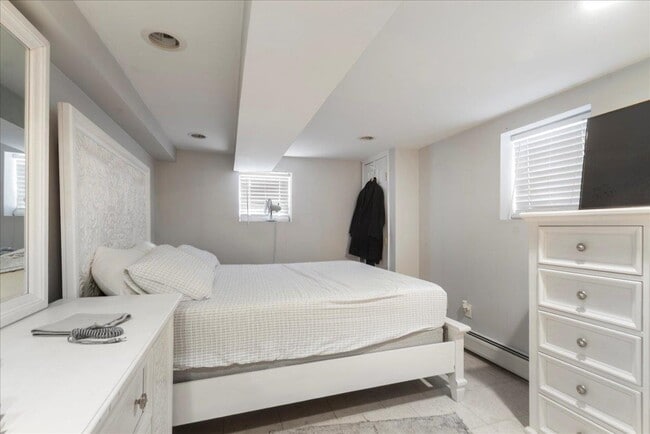 Building Photo - 252 Grace Ave