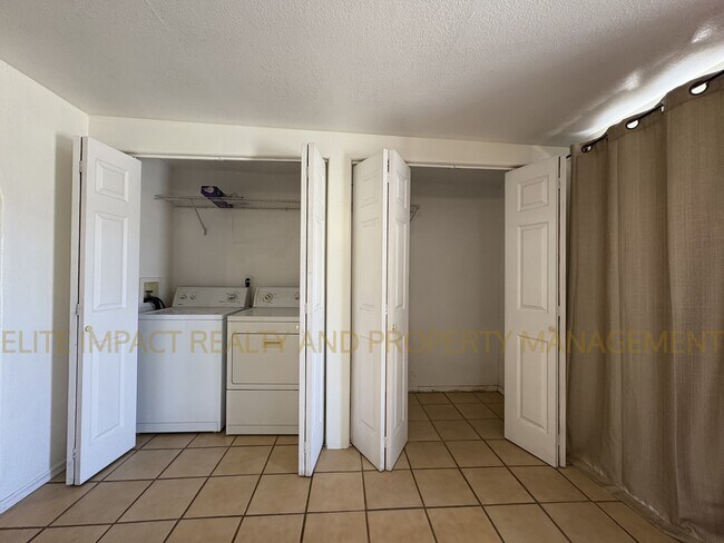 Building Photo - 4650 E Calle Aurora
