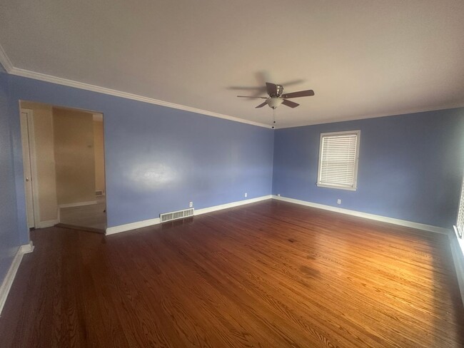 Building Photo - Hikes Point 3+ bedroom home with finished basement and garage