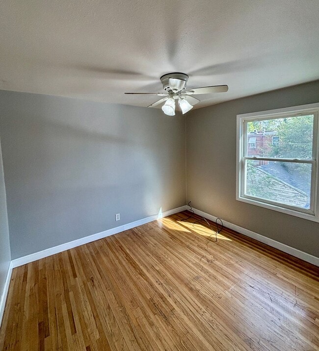 Building Photo - 2 Bed, 1 Bath townhouse in Waterloo for rent!