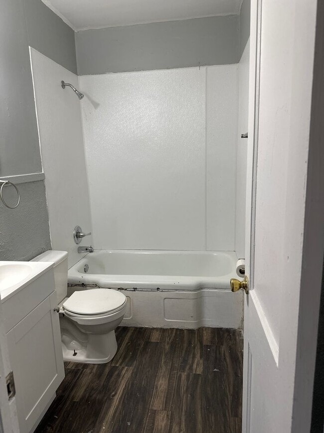 Building Photo - 646 Kern St