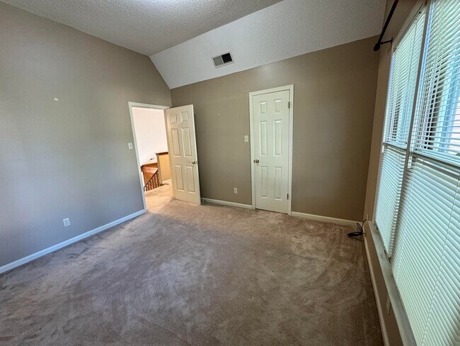 Building Photo - 2025 Mt Badon Ln