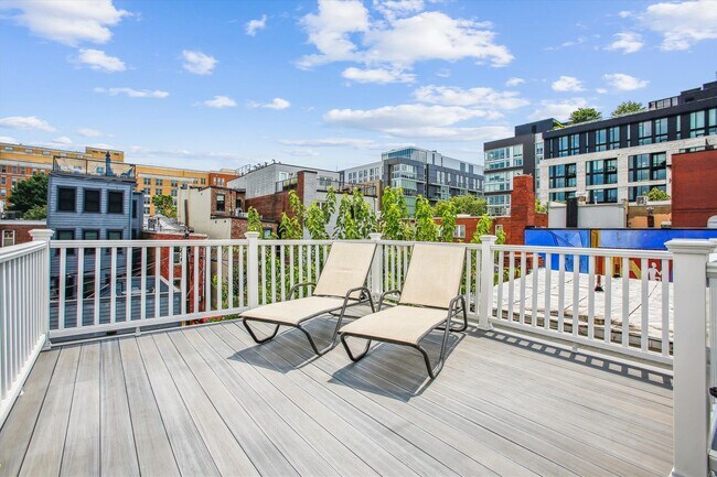 Building Photo - 2 BED PLUS DEN!!! * Fully Furnished and Fa...
