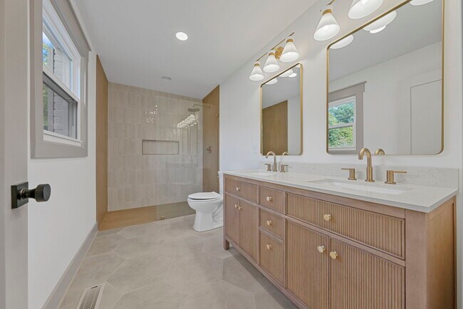 Building Photo - 460 Hilltop Trail