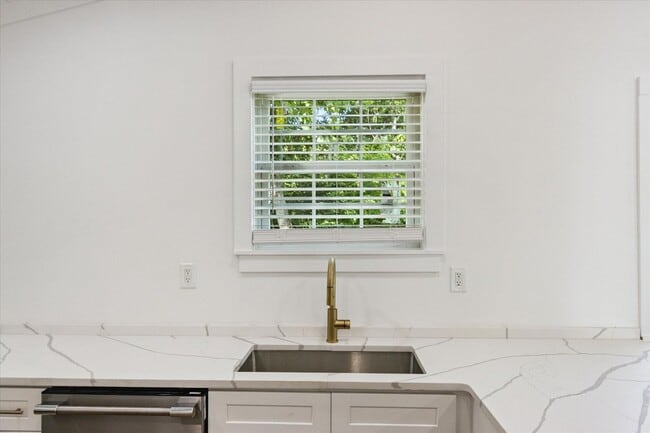 Building Photo - Newly Renovated Coastal Cottage for Lease!