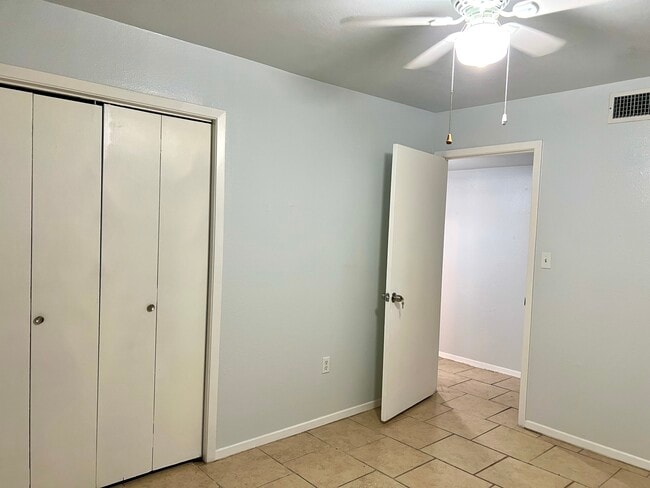 Building Photo - 2112 Tanglewood St