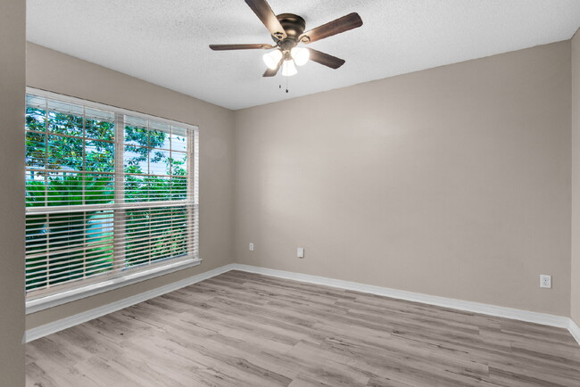Building Photo - 9761 Leeward Way
