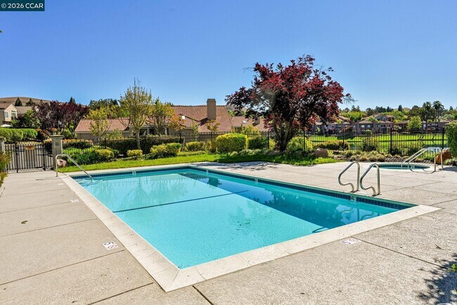 Building Photo - 5012 Lakeview Dr