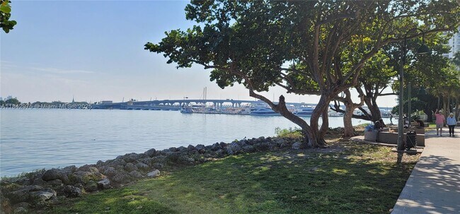 Building Photo - 1750 N Bayshore Dr