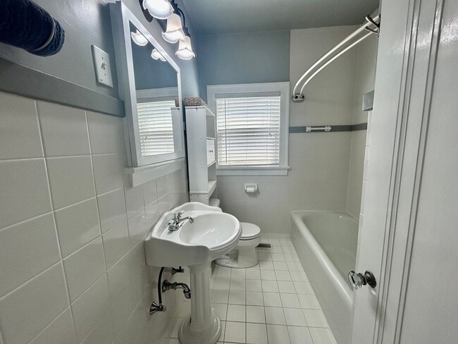 Building Photo - Absolutely stunning 1921 Craftsman style b...