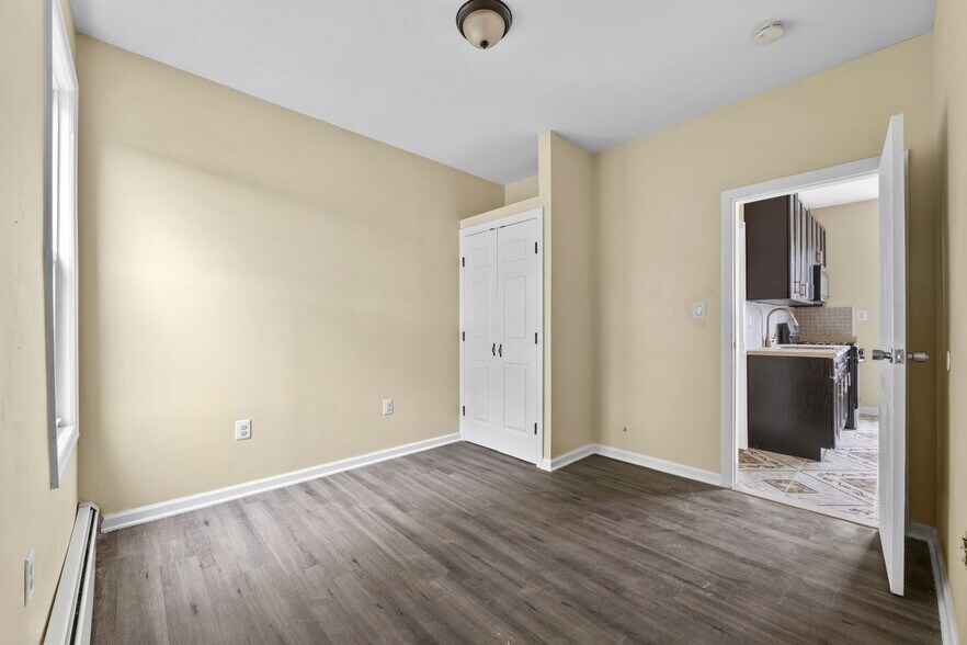 Building Photo - 162-166 Manchester Avenue, 4 Second Floor