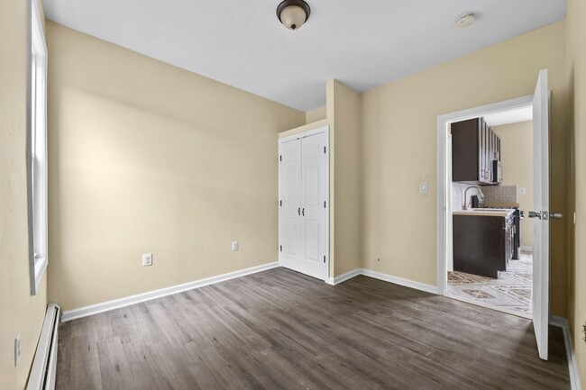 Building Photo - 162-166 Manchester Avenue, 4 Second Floor