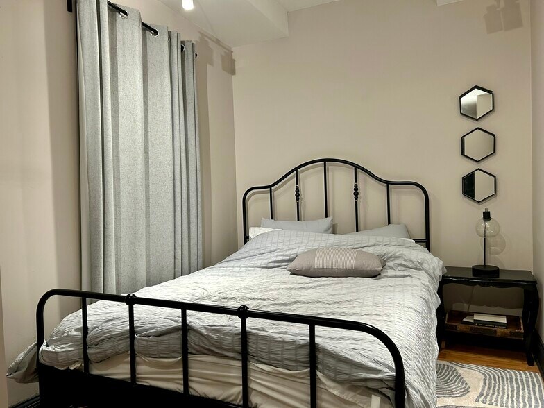 Building Photo - 225 E King St