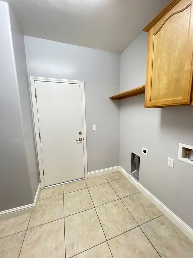 Building Photo - Northwest Bakersfield