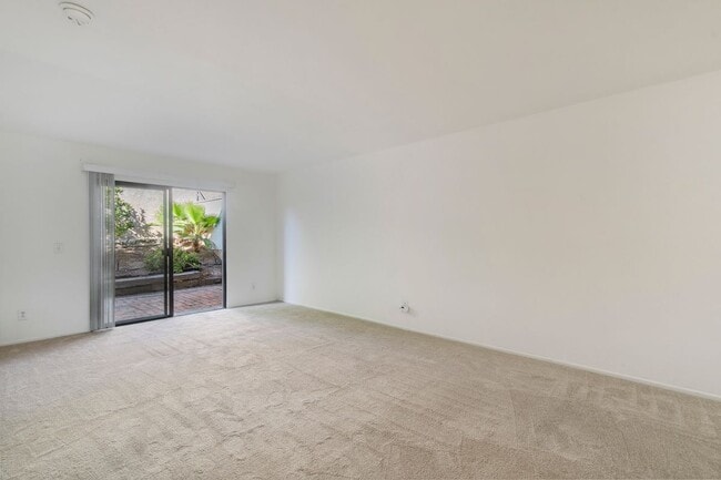 Building Photo - 1745 Los Feliz Dr