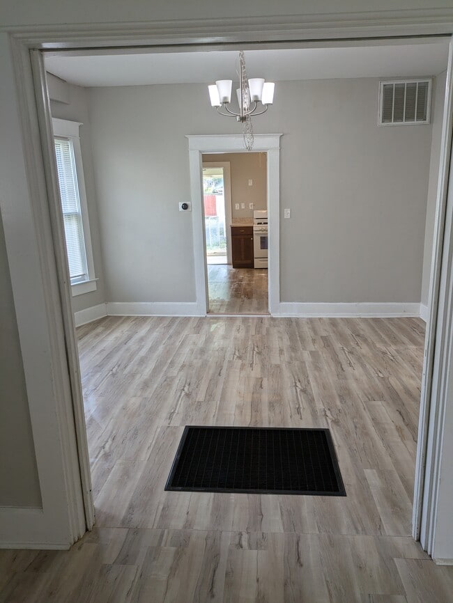 Building Photo - 1403 Beechwood Ave