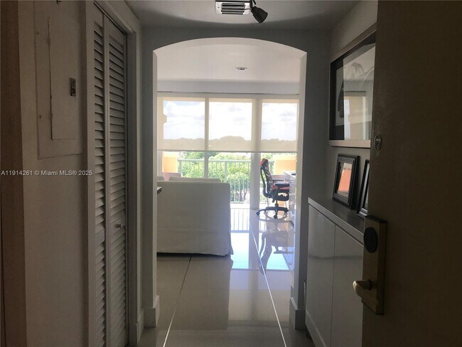 Building Photo - 2951 S Bayshore Dr