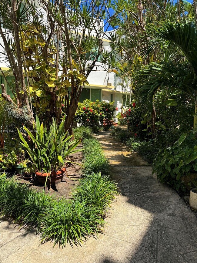 Building Photo - 6941 Bay Dr