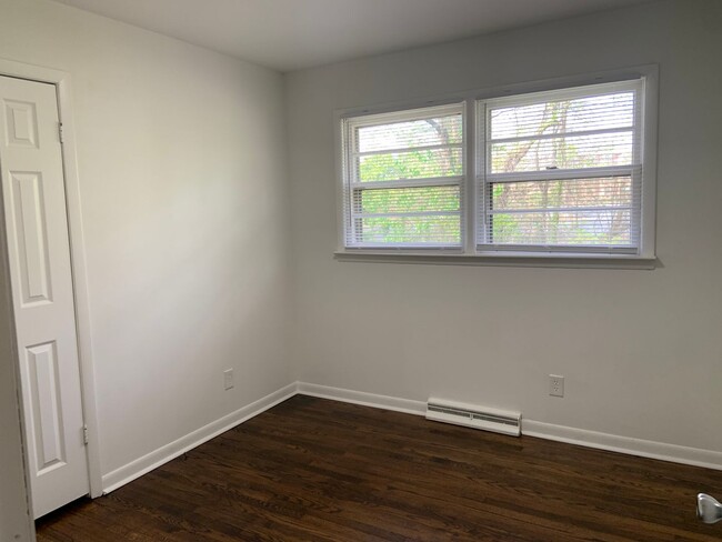 Building Photo - Cute 3 BR/ 1 BA Off Gate City Blvd.