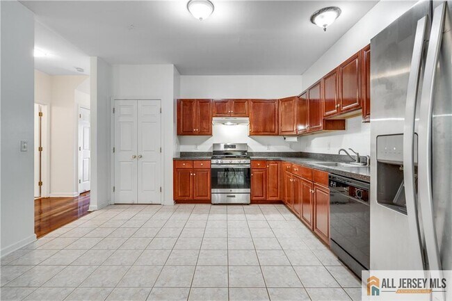 Building Photo - 9 E Burgess Dr