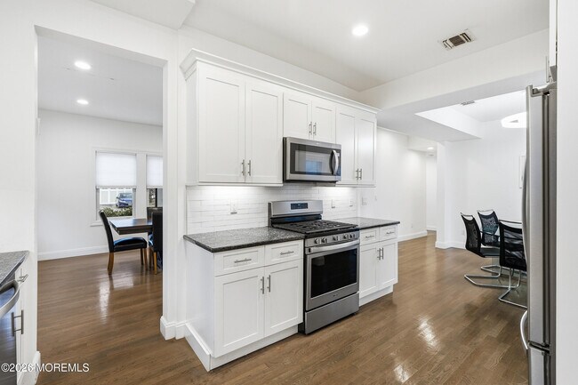 Building Photo - 505 Laurel Ave