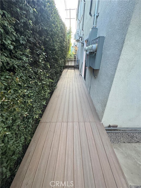 Building Photo - 653 W Glenoaks Blvd