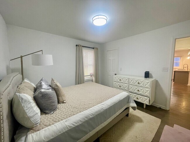 Building Photo - Cozy Bungalow in Atlanta's Westside