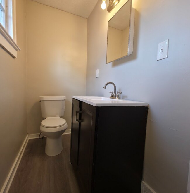 Building Photo - Single Family Home 3 beds 2 bath Available Now!