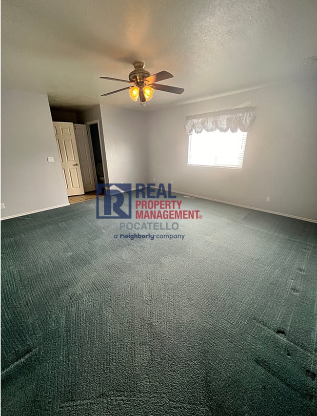 Building Photo - 3 Bed 2.5 Bath Twin Home - Double Car Garage - Small dogs negotiable