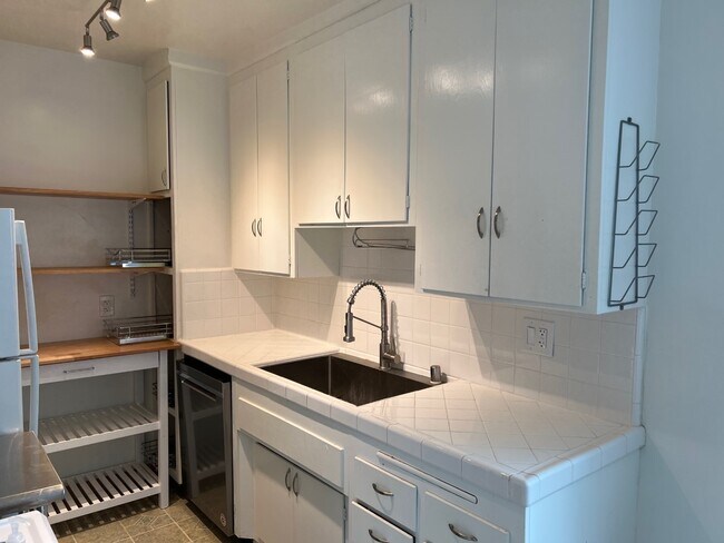 kitchen - 1640 Berkeley St