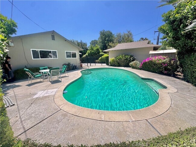 Building Photo - 509 California Dr