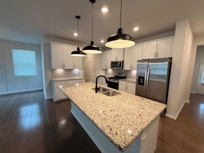 Building Photo - 1/2 Off First Month's Rent! Gorgeous 4 BR 2.5 Bath in Westlawn! Minutes from Veterans Parkway, Sh...