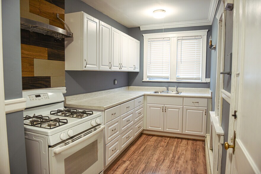 Building Photo - 98 1/2 Main St