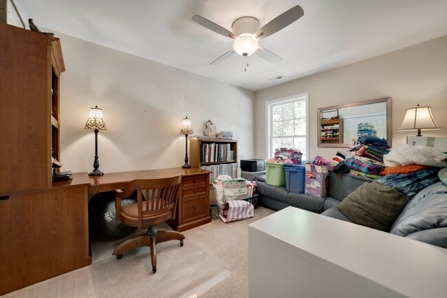 Building Photo - 3 bedroom home with large, fenced backyard convenient to RTP!