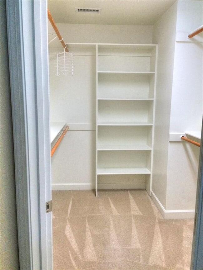 Building Photo - Beautiful 3 Bedroom / 2.5 Bathroom Townhome - Available End of June!